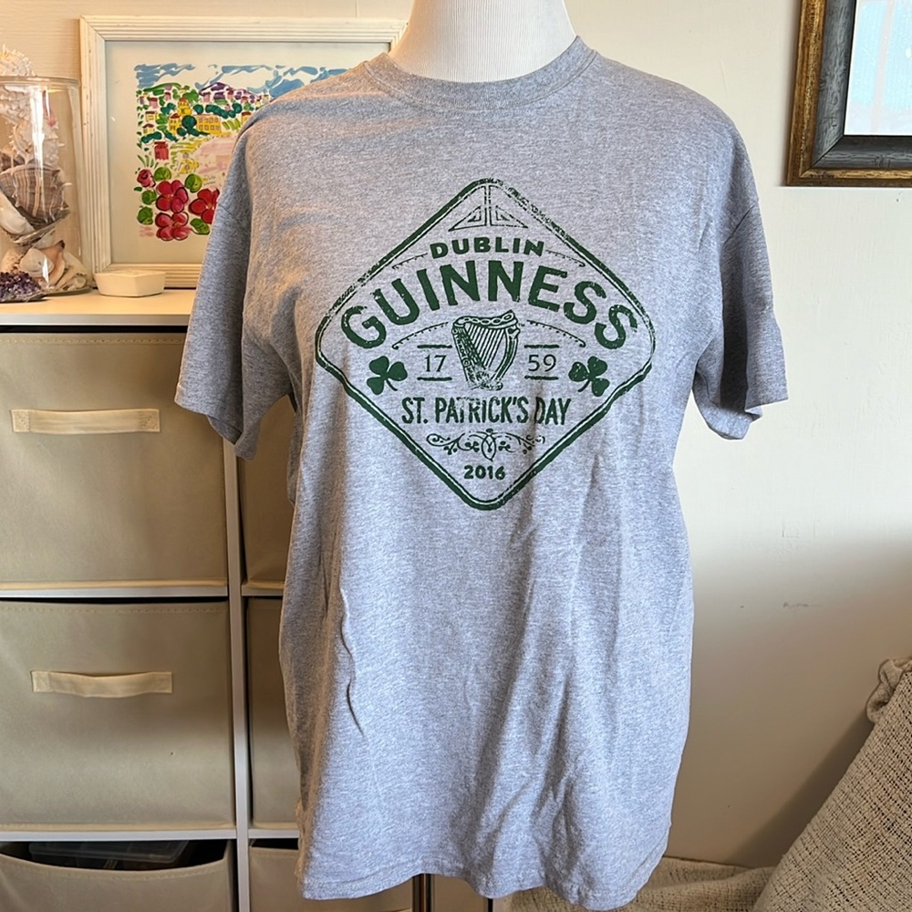 Large Men's Guinness St. Patrick's Day Light Grey T-Shirt-NWOT